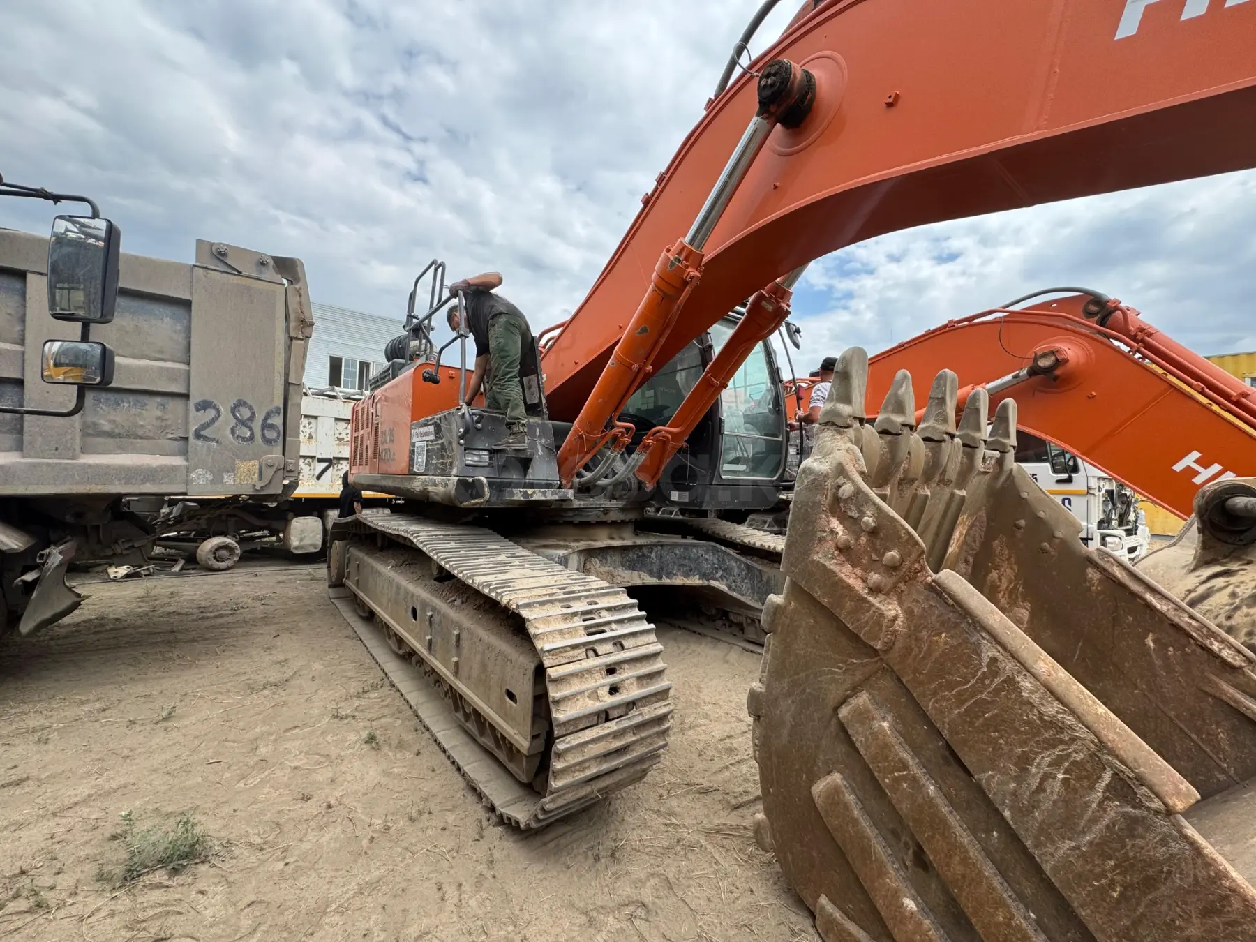 HITACHI ZX670LC-5G (Экскаватор гусеничный) - фото 5