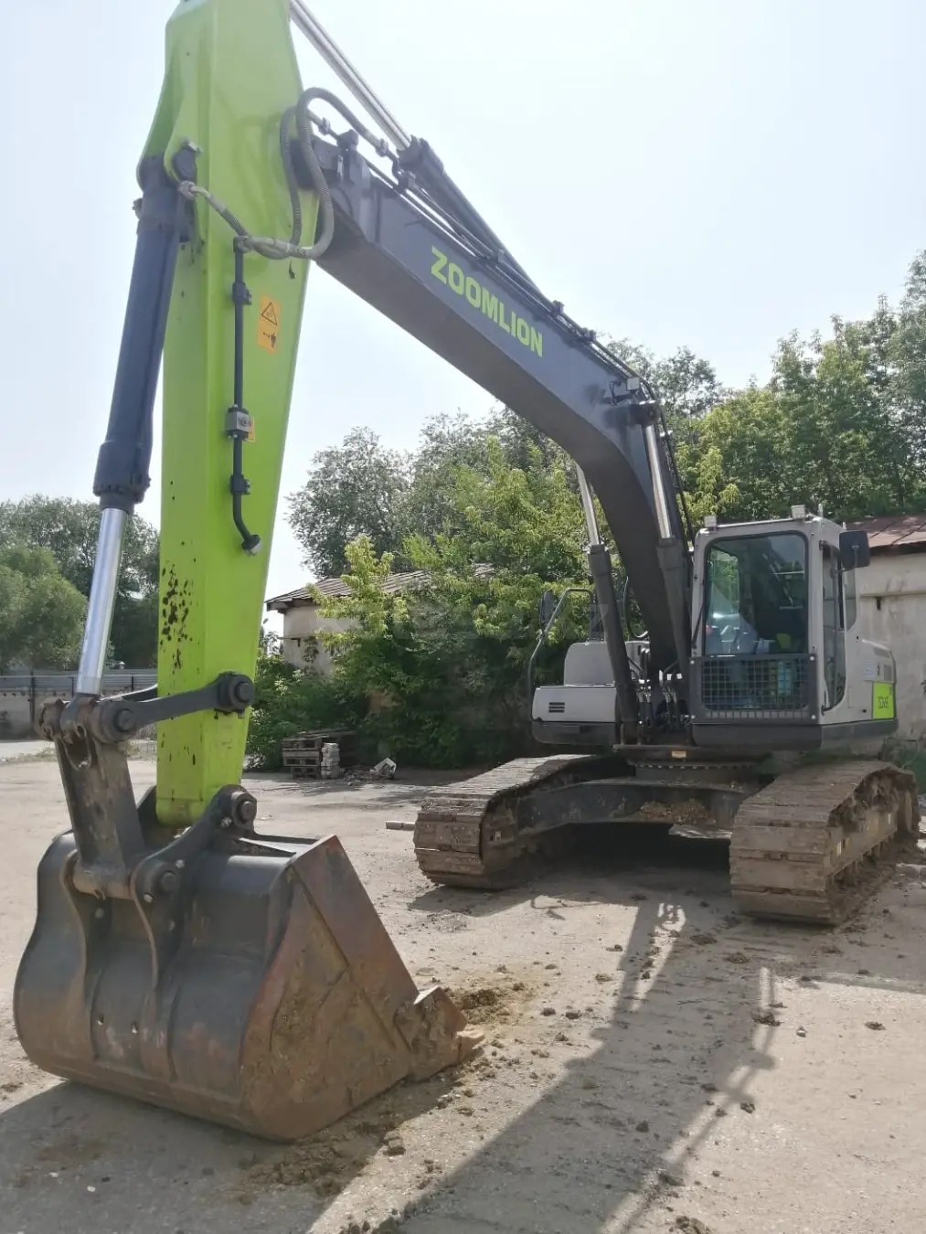 Гусеничный экскаватор