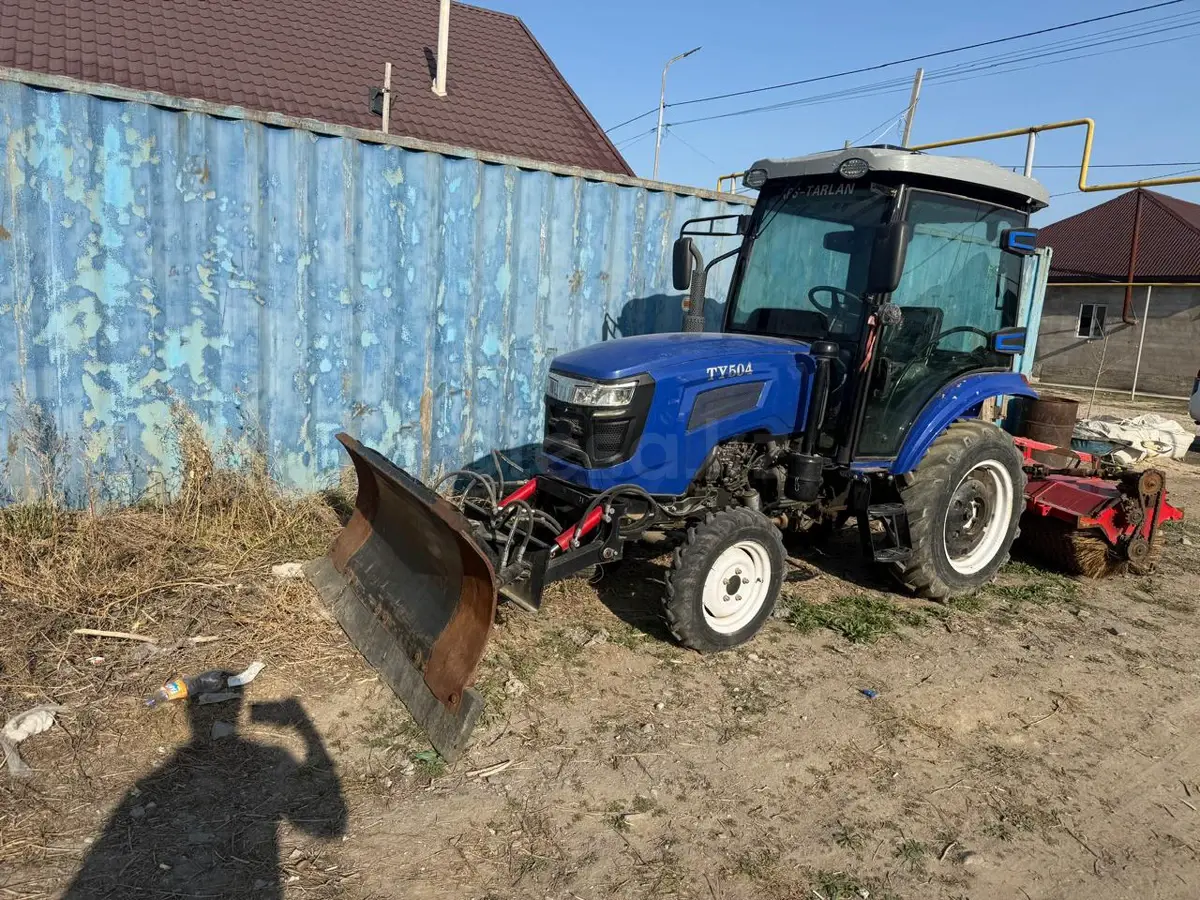 Трактор с отвалом и щеткой